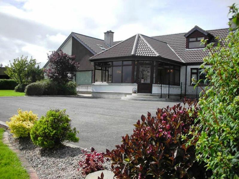 Browns Country House 호텔 부시밀즈 외부 사진